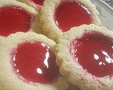 Foto del paso 6 de la receta: Galletitas coronita con cubierta de jalea de frambuesa🍪🍇🍇