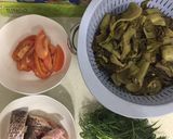 Hình bước làm 1 của món Cá om thì là dưa chua