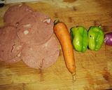 Foto del paso 1 de la receta: Rollitos de mortadella con zanahoria, pimiento y cebolla