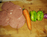 Foto del paso 1 de la receta: Rollitos de mortadella con zanahoria, pimiento y cebolla