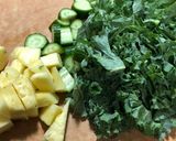 Hình bước làm 1 của món Nước ép thơm, dưa leo, cải xoăn kale và nước dừa tươi