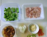 Foto langkah ke 1 dari resep 19. Ayam Brokoli Kecap.