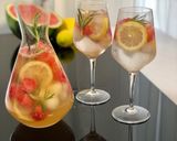 Une image de l'étape 4 de Sangria blanche au melon et pastèque.