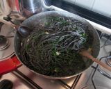 Foto del passaggio 9 della ricetta Tagliolini neri alle vongole