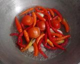 Foto langkah ke 2 dari resep Sambal goreng tomat.