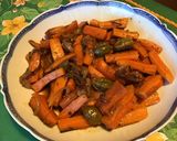 Une image de l'étape 10 de Carottes glacées et caramélisées aux câpres italiennes et oignon de roscoff.