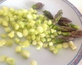 Foto del passaggio 1 della ricetta Spaghetti al nero di seppia su crema di asparagi e orata