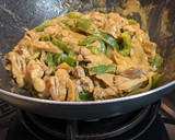 Foto del paso 5 de la receta: Wok de pollo con cebolla y pimientos en salsa de cacahuete