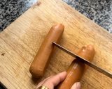 Hình bước làm 1 của món Món Ăn Vặt Làm Trong Tích Tắc: Xúc Xích Cuộn Bánh Tráng Chiên Giòn 🤤