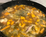 Foto del paso 2 de la receta: Pollo con fideitos en salsa de calabaza y champiñones 🍄 Todo en la misma sartén o wok! Sin ensuciar!