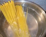 Foto del passaggio 4 della ricetta Bucatini con anciove, finocchietto e una spolverata di mollica