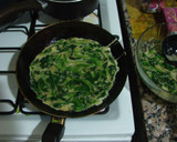 Foto del paso 2 de la receta: Tortilla de espinaca rellena con quesos acompañada de una sopa montañesa y pan casero