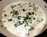 Gyökérpetrezselyem krémleves, reszelt sajttal, pirított hagymával recept fázis 2 fotója