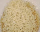 Foto langkah ke 3 dari resep Mie telor goreng gurih.