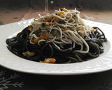 Foto del paso 7 de la receta: Spaghettis negros con gulas y berberechos