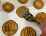 Foto del passaggio 4 della ricetta Biscotti al Burro di Arachidi con 3 ingredienti