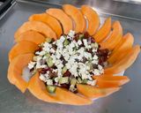 Une image de l'étape 11 de Salade de melon au concombre, tomate noire, oignon rouge et feta.