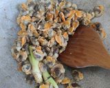 Gambar langkah 2 resipi Kerang Masak Lemak Kerisik.