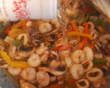 Foto del paso 4 de la receta: Salteado de verduras, chipirones y gambas