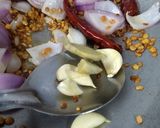 A picture of step 1 of Tomato onion chutney.