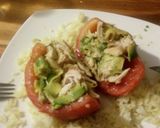 Foto del paso 4 de la receta: Tomate 🍅 relleno con pollo🍗 y palta con una cama de arroz