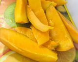 Foto del paso 1 de la receta: Ensalada de Mango con Fresas y frutos Secos!!