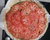 Une image de l'étape 3 de 🌿Tarte tomate basilic et pesto aux fanes de carottes.