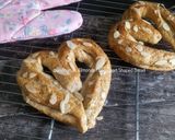 Foto langkah ke 11 dari resep Almonds Flaky Heart Shaped Bread #pr_tirotiii.