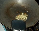 รูปขั้นตอนการทำที่ 4 ของ ข้าวผัดไส้กรอกน่องไก่ทอด