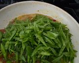 A picture of step 4 of Chinese stir fry - Snow Peas with dried shrimps and garlic.