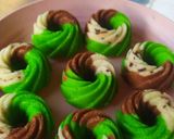 Foto langkah ke 5 dari resep Bolu kukus twist.