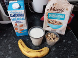 Batido saludable de banana, muesli de quinoa y leche de almendras
