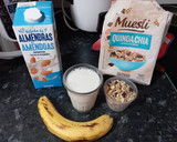 Foto del paso 1 de la receta: Batido saludable de banana, muesli de quinoa y leche de almendras