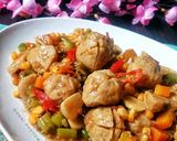 Foto langkah ke 2 dari resep Asem-asem Bakso Buncis Wortel Jagung.