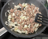 Foto del paso 1 de la receta: Macarrones con tomate y carne picada