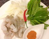 Hình bước làm 1 của món Tôm xào cà ri hành tây,lá quế