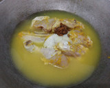 Foto langkah ke 3 dari resep Ayam goreng telur.