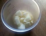 Foto del passaggio 4 della ricetta Frullato con succo di frutta alla pera, mela, limone e cannella