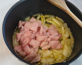 Foto del paso 2 de la receta: Fideos encebollados con pollo al curry