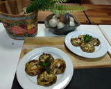 Foto del paso 4 de la receta: Berenjena con cebolla pochada adornada con menta y sésamo