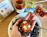 Une image de l'étape 6 de Arancini au riz noir et shakshuka Omie, au cœur de feta et chorizo.