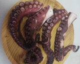 Foto del paso 1 de la receta: Patas de Pulpo a la brasa con patatas cocidas con toque pimentón