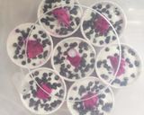 Gambar langkah 6 resipi Dragon Fruit Chocolate Chips Yogurt Bites.