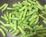 A picture of step 1 of Garlicky french beans.