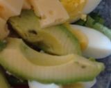 Foto del paso 4 de la receta: Ensalada súper fresca de verduras, paltas, atún y queso dambo