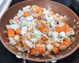 Foto del paso 2 de la receta: Pastel al horno con palitos de cangrejo y merluza
