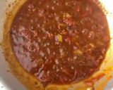صورة لخطوة 3 من وصفة -بيض بالطماطم وجبن الحلوم 🍳😋