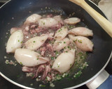 Foto del paso 4 de la receta: Calamar pequeño Patagónico con almejas al ajillo