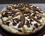 Foto del paso 8 de la receta: Pizza de muzzarella con morrón verde y aceitunas negras
