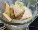 Foto del paso 3 de la receta: Pudin de puerro y queso con salsa de yogur